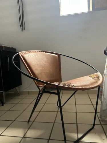 Cadeira ferro e couro, assinado por design