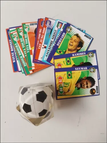Enfeite Colecionável Bola de Futebol + 23 Cards Copa do Mundo 2014