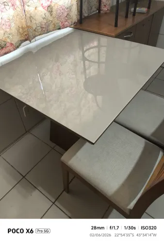 Mesa e 2 cadeiras nova de madeira 