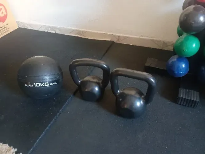 Dois  kettlebell 10kg e 12 kg mais uma bola Slan 10kg 10