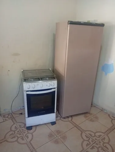 Geladeira e fogão funcionando perfeitamente (127 volts)