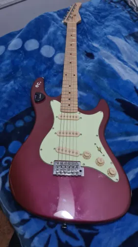 vendo guitarra stratocaster- marca Strinberg- vermelha- seminova- R$ 600.00.