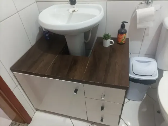Armário banheiro com rodinhas 74,5cm comprimento x 54,5 cm altura x 51 cm de profundidade