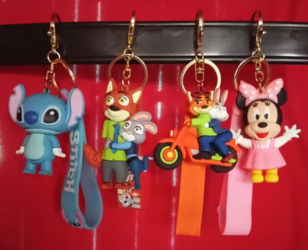 Chaveiros 2 ZOOTROPOLIS, 1 Minnie e 1 Stitch material borracha.