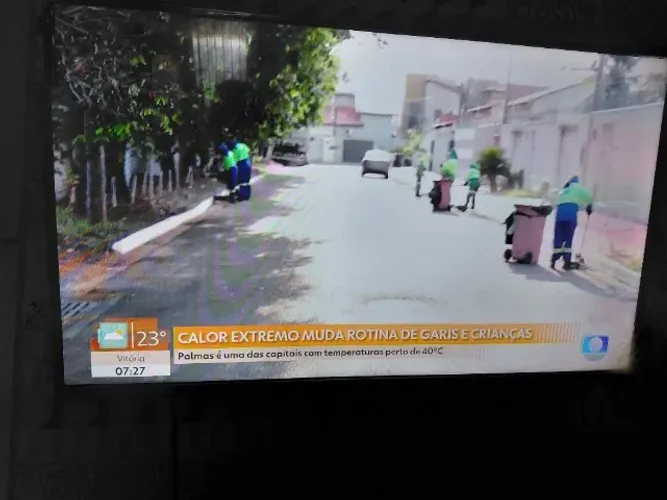 Vendo TV tcl com 1 ano de uso , em perfeito estado, nunca aberta , toda original.