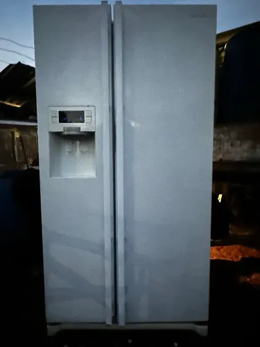 Refrigerador Samsung um modelo Samsung Side-by-Side (portas lado a lado)