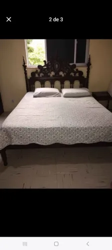 Cama com criado