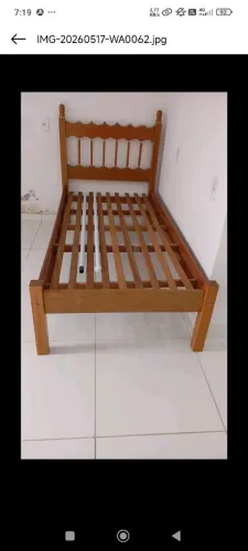 Cama de solteiro em madeira macissa