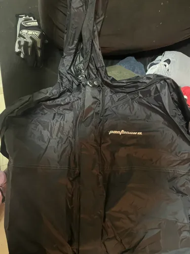 Capa de chuva para moto com capuz Pantaneiro.