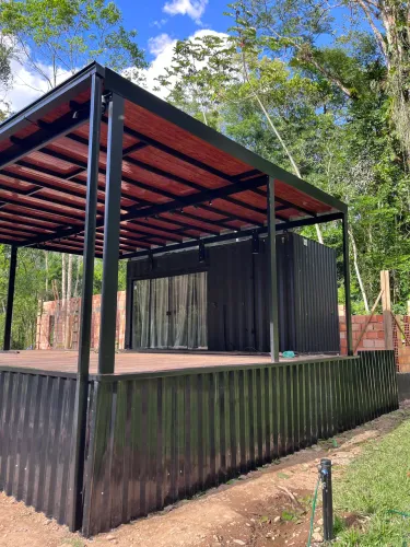 CONTAINER COM DECK E PERGOLADO