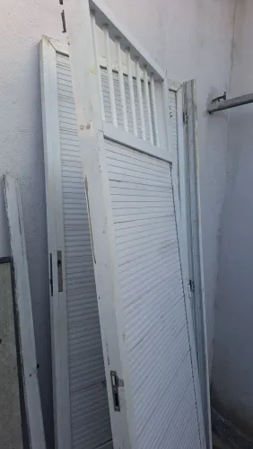 Portão de alumínio branco