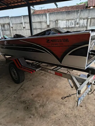 Canoa com carreta e motor