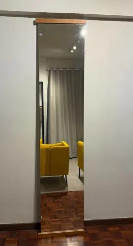 Espelho de 215 cm por 45 cm