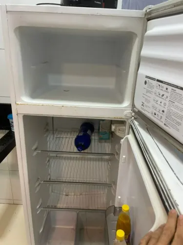 Vendo essa geladeira Esmaltec, não esta em uso pois esta sem o gás.