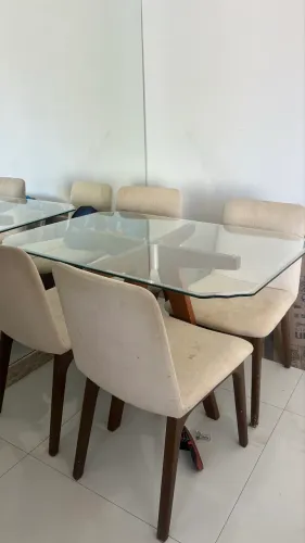 Vendo mesa de vidro com 4 cadeiras de linho 