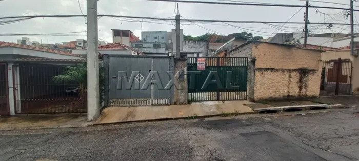 Terreno plano à venda de 241m², com sobrado no local a uma quadra da Avenida Imirim.