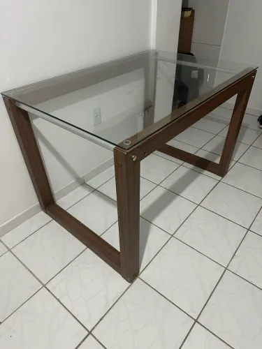 Mesa com tampo de vidro