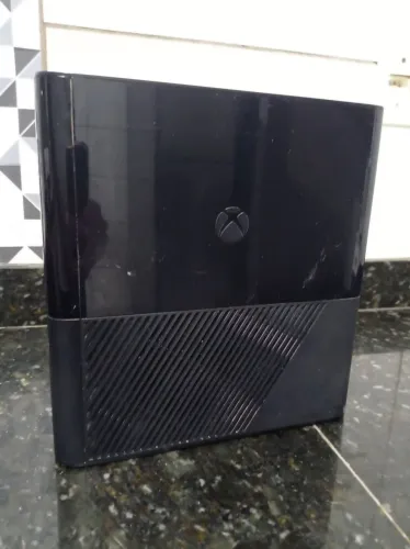 Xbox 360 Slim à venda - conservado, completo e pronto para jogar!