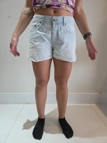 Short Jeans Claro com Barra Desfiada