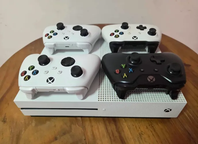 X-box One com 4 controles ORIGINAIS