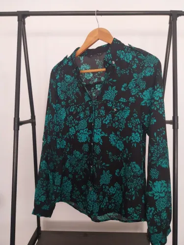 Camisa feminina alk 38 nova.preta com estampa floral verde