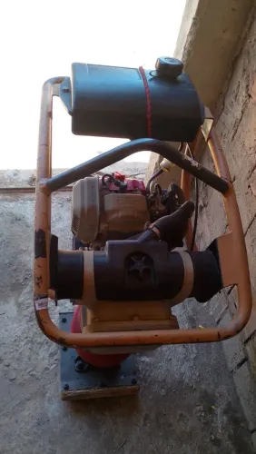Sapinho compactador a gasolina
