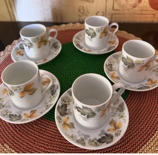 Jogo de Café em Porcelana Real - 5 Xícaras com Pires
