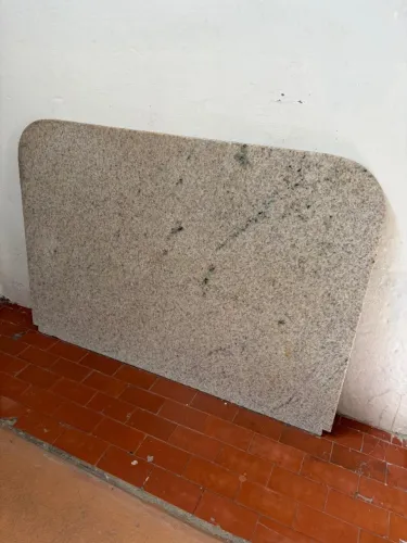 Tampo de granito.
