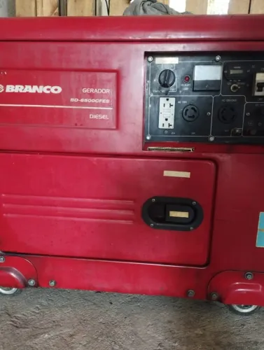 Gerador De Energia Diesel Branco BD500CFES 5.5 kVA Cabinada - Estado De Usado