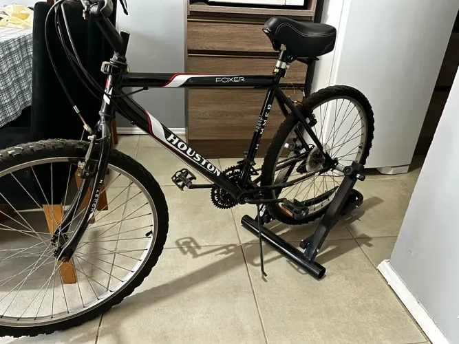 Bicicleta aro 26 com rolo de treino, banco original e banco super confortável.