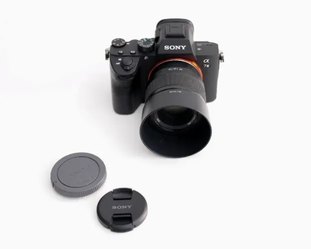 CAMERA SONY A7 III + LENTE 50MM 1.8