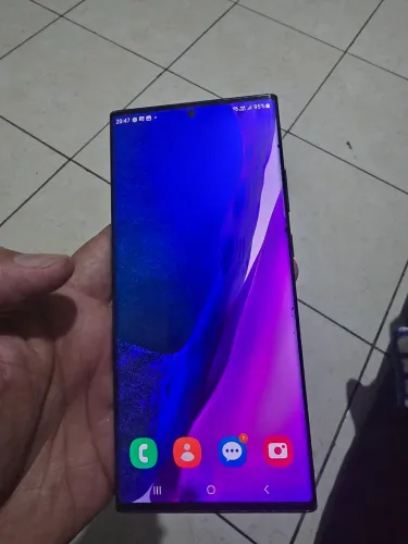 Galaxy Note 20 ultra com esses pontinhos pretos mas funciona perfeitamente 