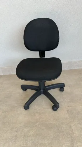 Vendo cadeira de escritório com rodinhas