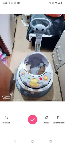 Andador toca música.