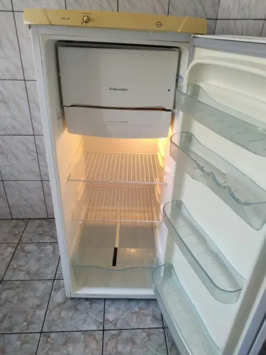 Vende se está geladeira 