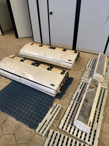 Vendo dois ares-condicionados de 60mil btus e duas cortinas de ar