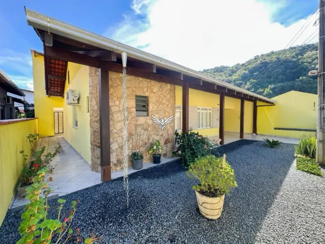 CASA COM 3 QUARTOS E FOGÃO A LENHA NO BAIRRO PROGRESSO!