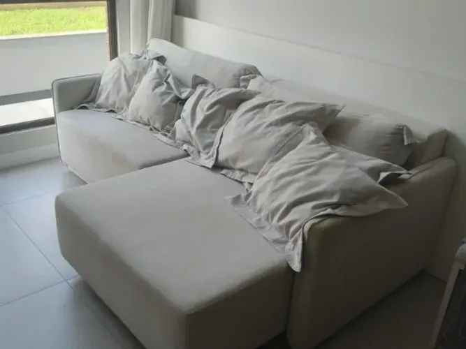 SOFÁ CHAISE EM LINHO CINZA - R$ 1.500,00