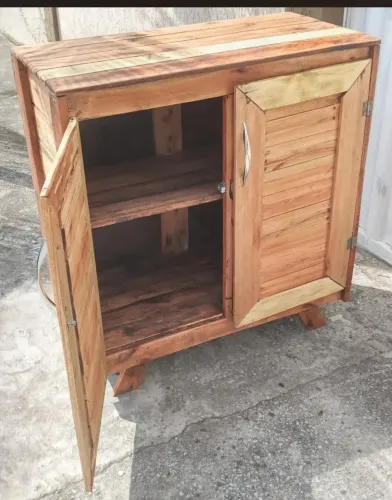 Armário para cozinha feito com madeiras de pallets.