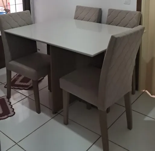 Mesa linda com 4 cadeiras 