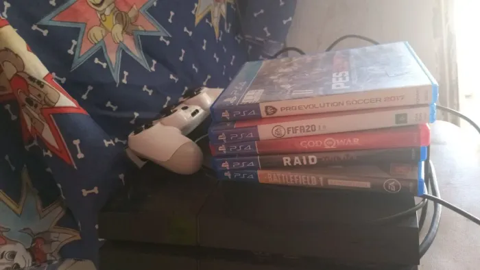 Vendo ps4 com 5 jogos físico e um mídia digital
