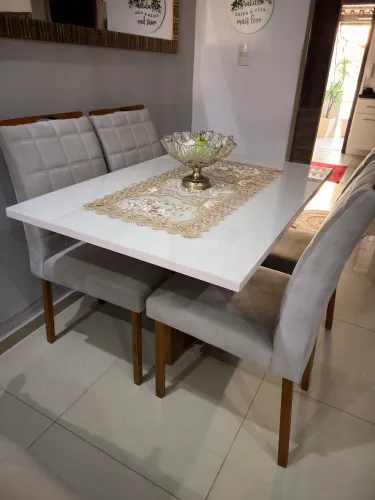 Mesa com 4 cadeiras 