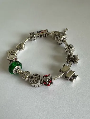 Pulseira Pandora Moments com 13 charms originais 