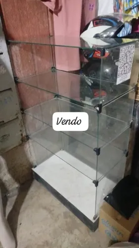 Vitrine com base e dois manequins