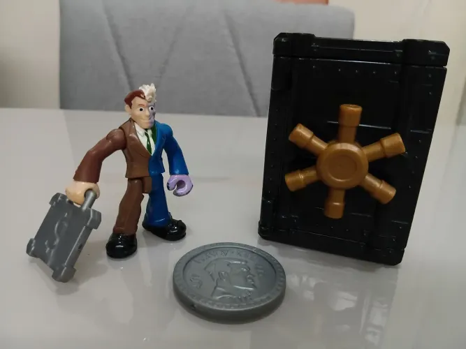 Imaginext DC Super Friends - Boneco duas caras com maleta, moeda e cofre