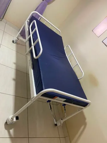 Vende-se cama  hospitalar com colchão 