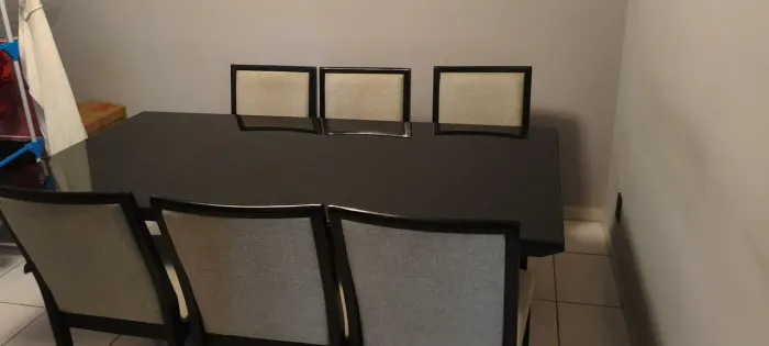 Mesa preta 2MTS x 1MT Tampo de vidro com 6 cadeiras 