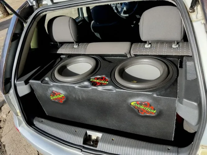 Caixa com dois graves