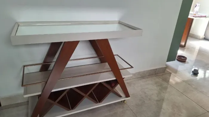 Aparador Buffet com base de espelho e porta vinhos 