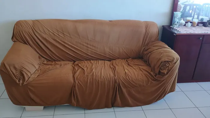 Sofa courino 3 lugares com capa 